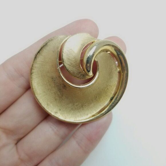 Vintage Crown Trifari Gold Tone Swirl Shape Brooch, Spiral, Retro Minimal Estate - Picture 7 of 7